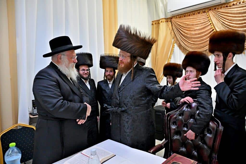 גלריה: רבה של בני ברק בשיעור בהיכל בית מדרש ספינקא