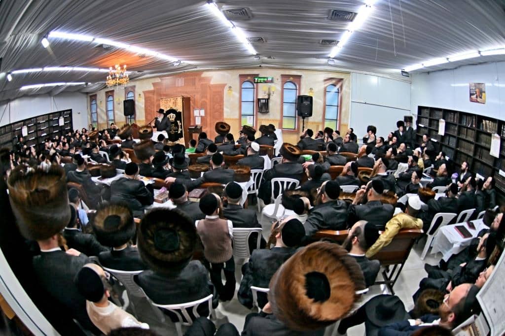 גלריה: רבה של בני ברק בשיעור בהיכל בית מדרש ספינקא