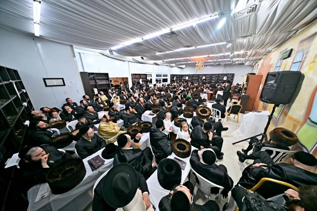 גלריה: רבה של בני ברק בשיעור בהיכל בית מדרש ספינקא