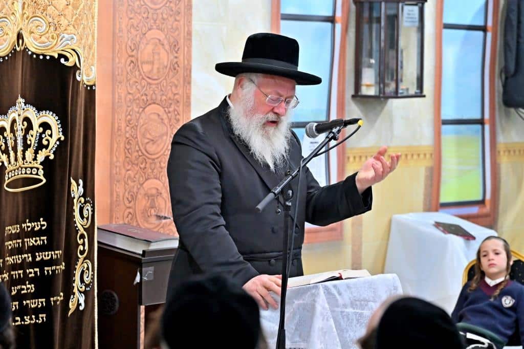 גלריה: רבה של בני ברק בשיעור בהיכל בית מדרש ספינקא