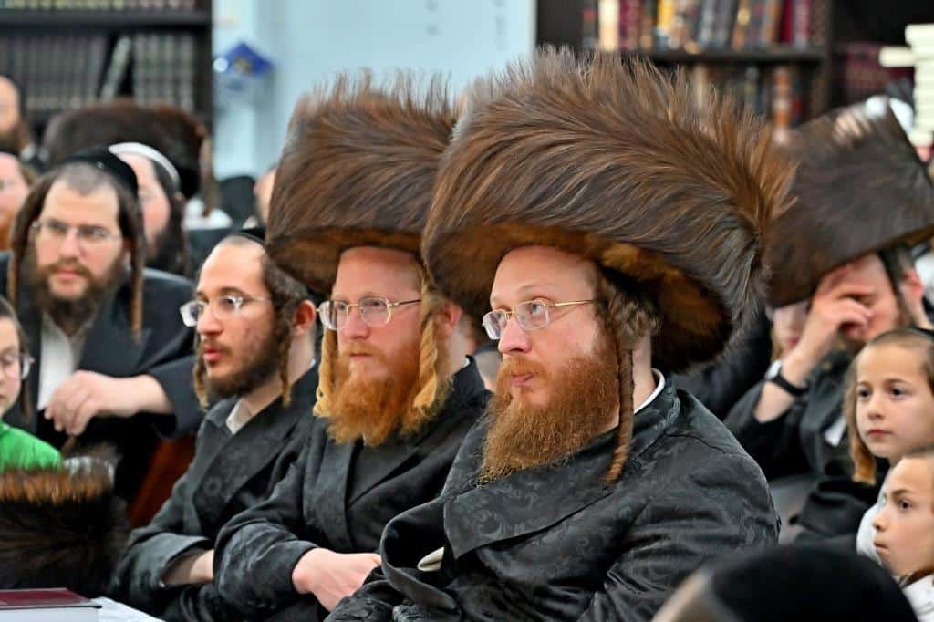 גלריה: רבה של בני ברק בשיעור בהיכל בית מדרש ספינקא