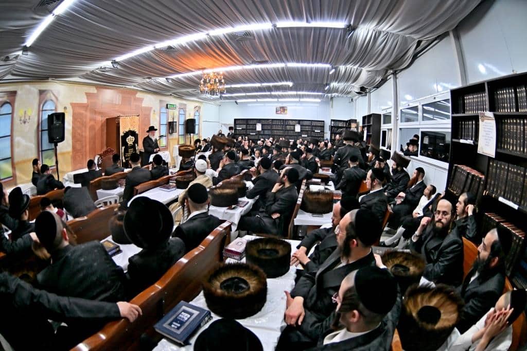 גלריה: רבה של בני ברק בשיעור בהיכל בית מדרש ספינקא