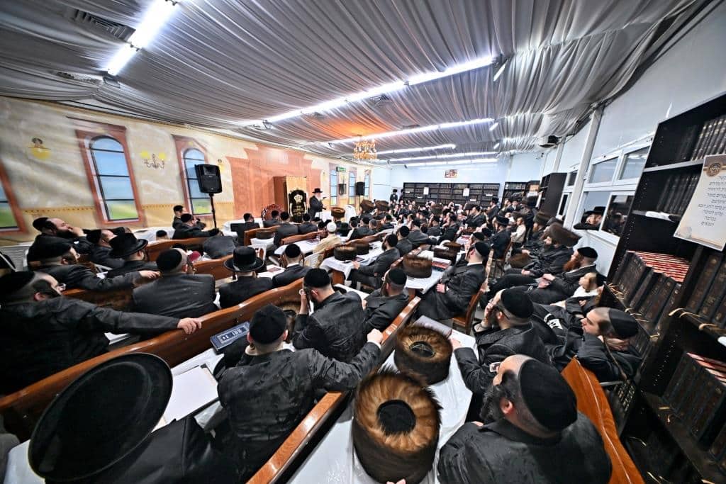 גלריה: רבה של בני ברק בשיעור בהיכל בית מדרש ספינקא