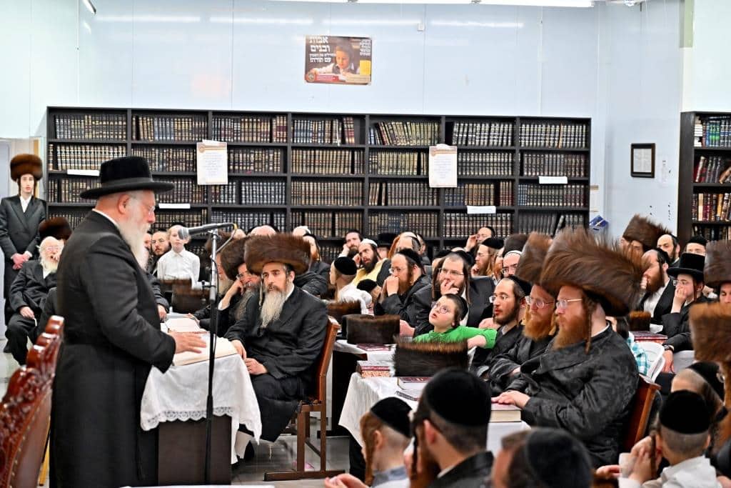 גלריה: רבה של בני ברק בשיעור בהיכל בית מדרש ספינקא
