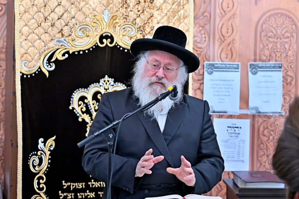 גלריה: רבה של בני ברק בשיעור בהיכל בית מדרש ספינקא
