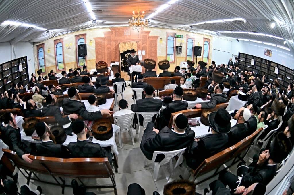 גלריה: רבה של בני ברק בשיעור בהיכל בית מדרש ספינקא