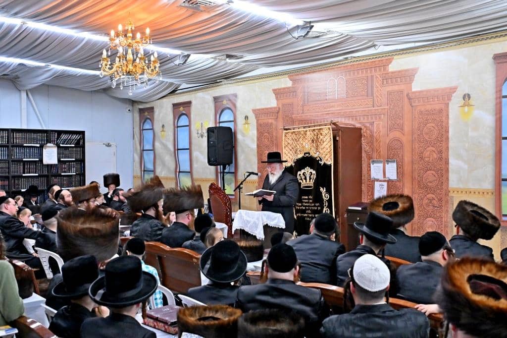 גלריה: רבה של בני ברק בשיעור בהיכל בית מדרש ספינקא