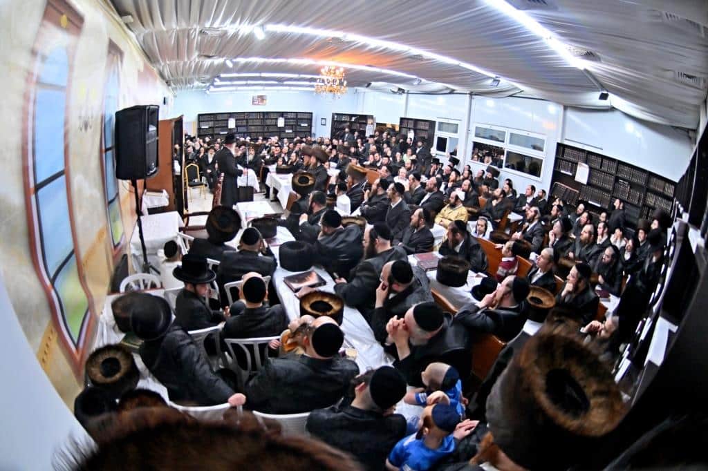 גלריה: רבה של בני ברק בשיעור בהיכל בית מדרש ספינקא