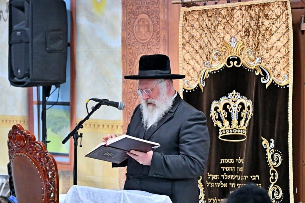 גלריה: רבה של בני ברק בשיעור בהיכל בית מדרש ספינקא