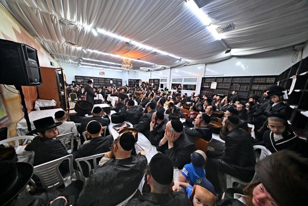 גלריה: רבה של בני ברק בשיעור בהיכל בית מדרש ספינקא