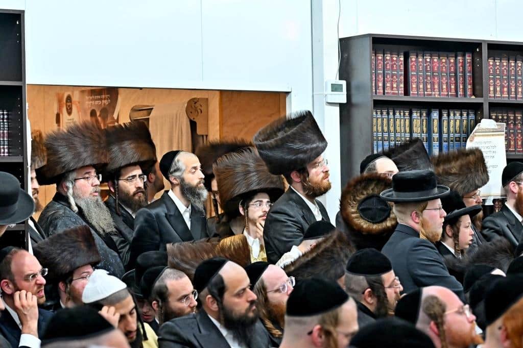 גלריה: רבה של בני ברק בשיעור בהיכל בית מדרש ספינקא