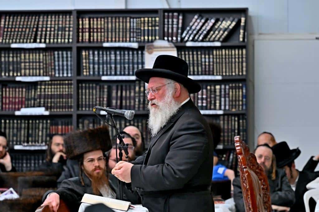 גלריה: רבה של בני ברק בשיעור בהיכל בית מדרש ספינקא