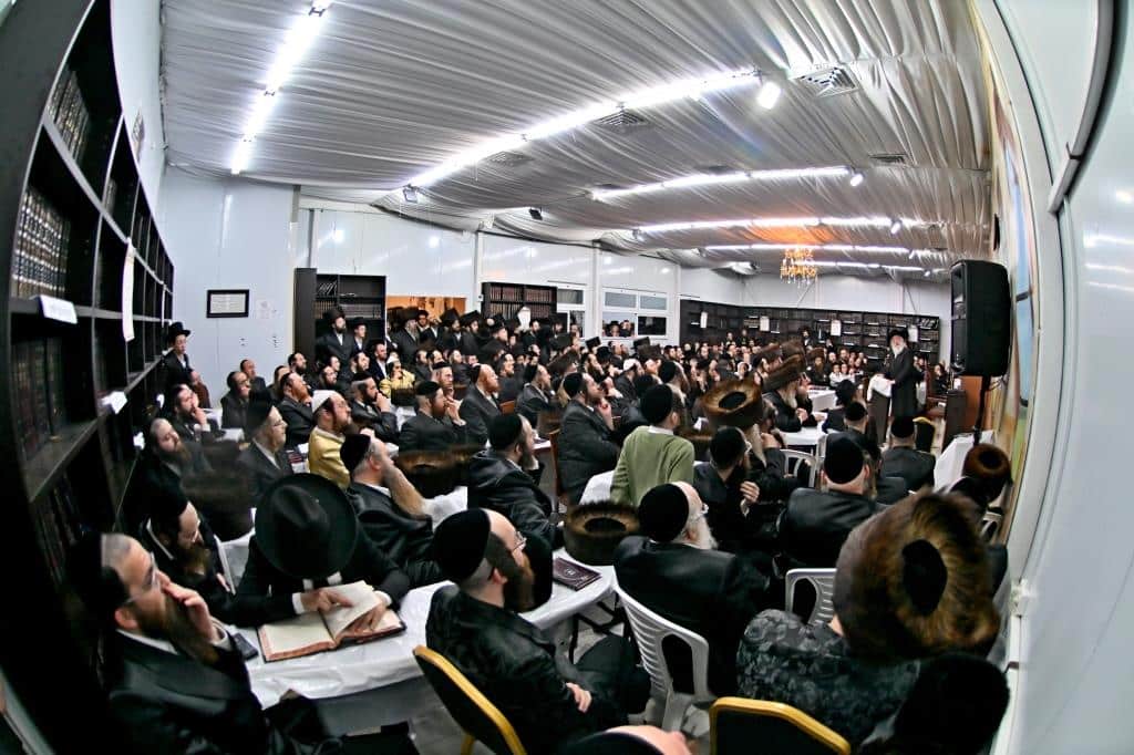 גלריה: רבה של בני ברק בשיעור בהיכל בית מדרש ספינקא