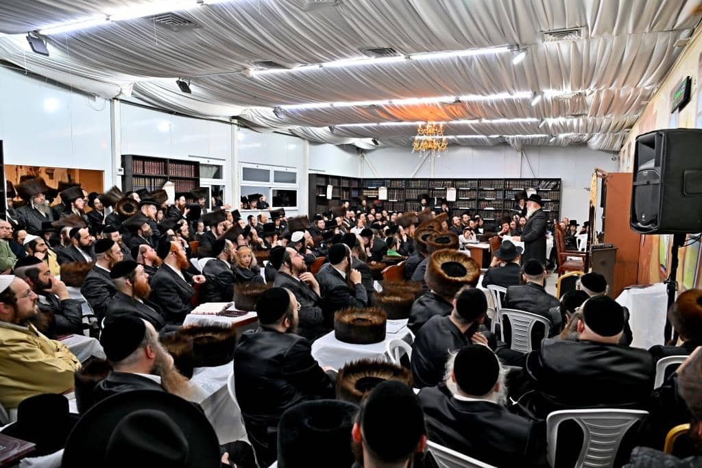 גלריה: רבה של בני ברק בשיעור בהיכל בית מדרש ספינקא