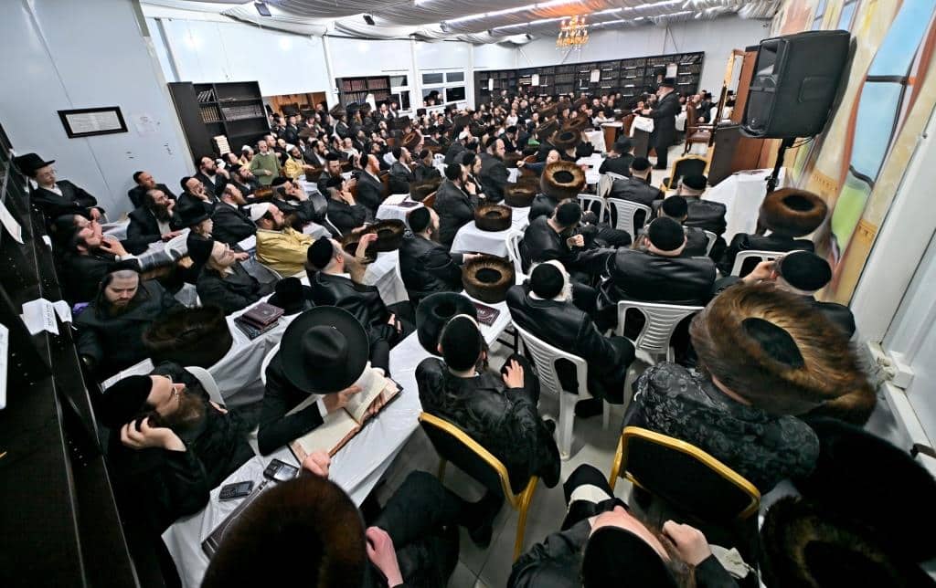 גלריה: רבה של בני ברק בשיעור בהיכל בית מדרש ספינקא