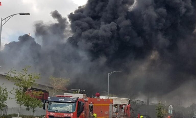 שריפת ענק השתוללה במרכז המסחרי במודיעין עילית