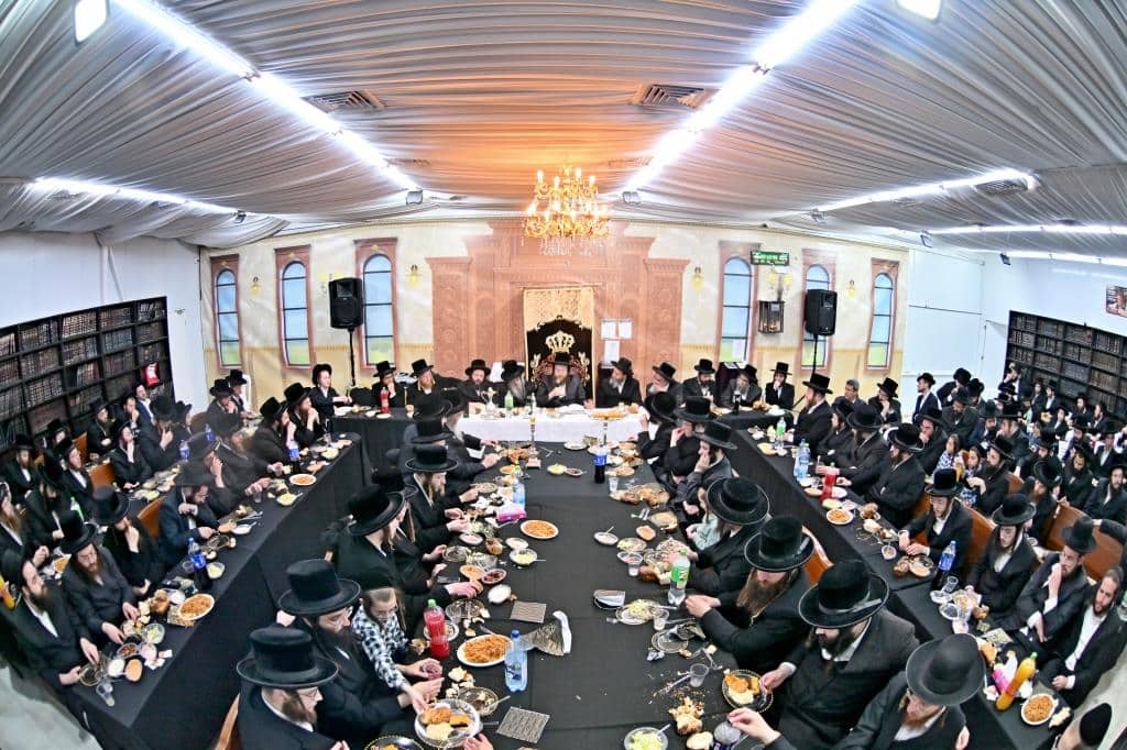 עריכת השולחן הטהור להילולת מרן האמרי יוסף מספינקא זיע"א