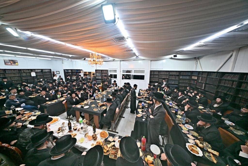 עריכת השולחן הטהור להילולת מרן האמרי יוסף מספינקא זיע"א