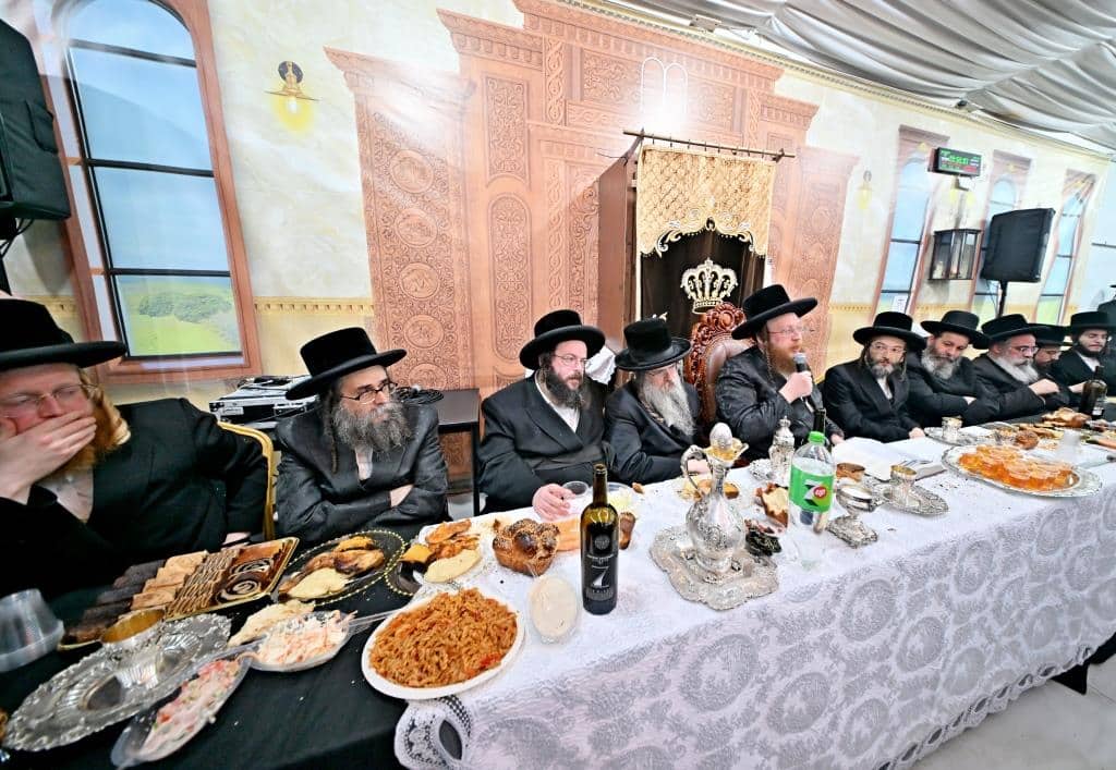 עריכת השולחן הטהור להילולת מרן האמרי יוסף מספינקא זיע"א