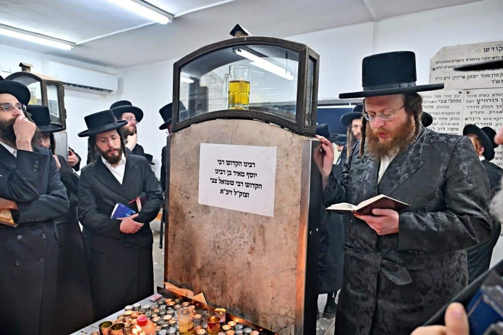 עריכת השולחן הטהור להילולת מרן האמרי יוסף מספינקא זיע"א