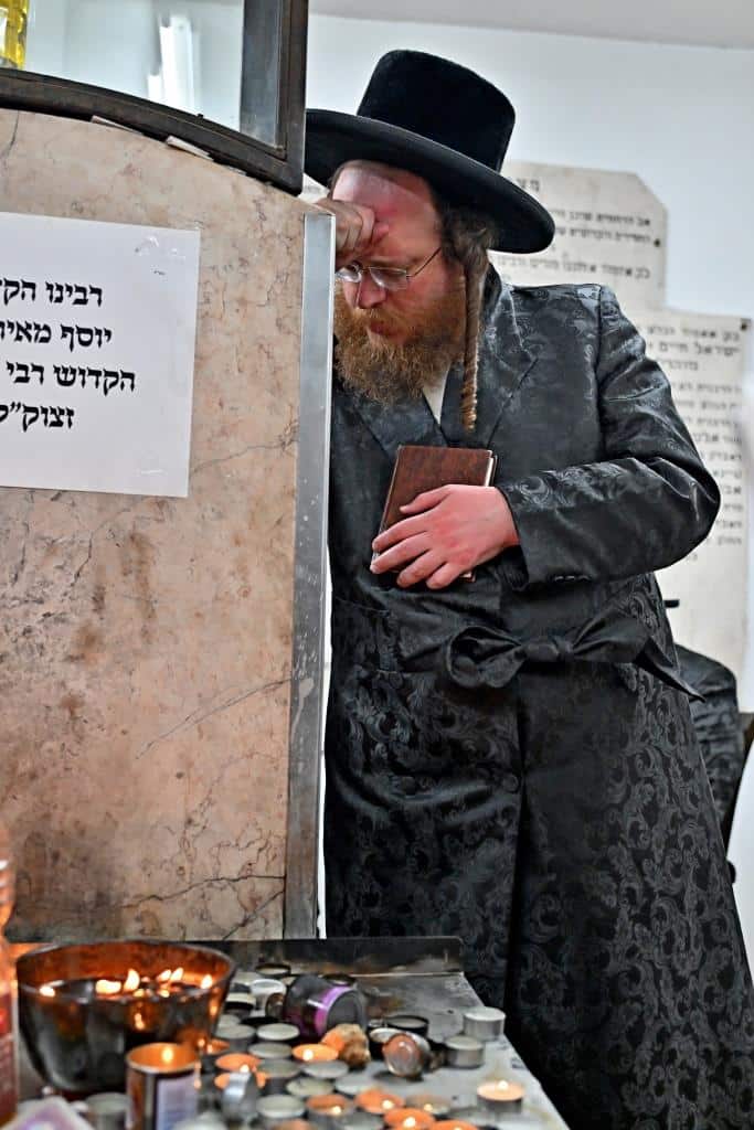 עריכת השולחן הטהור להילולת מרן האמרי יוסף מספינקא זיע"א