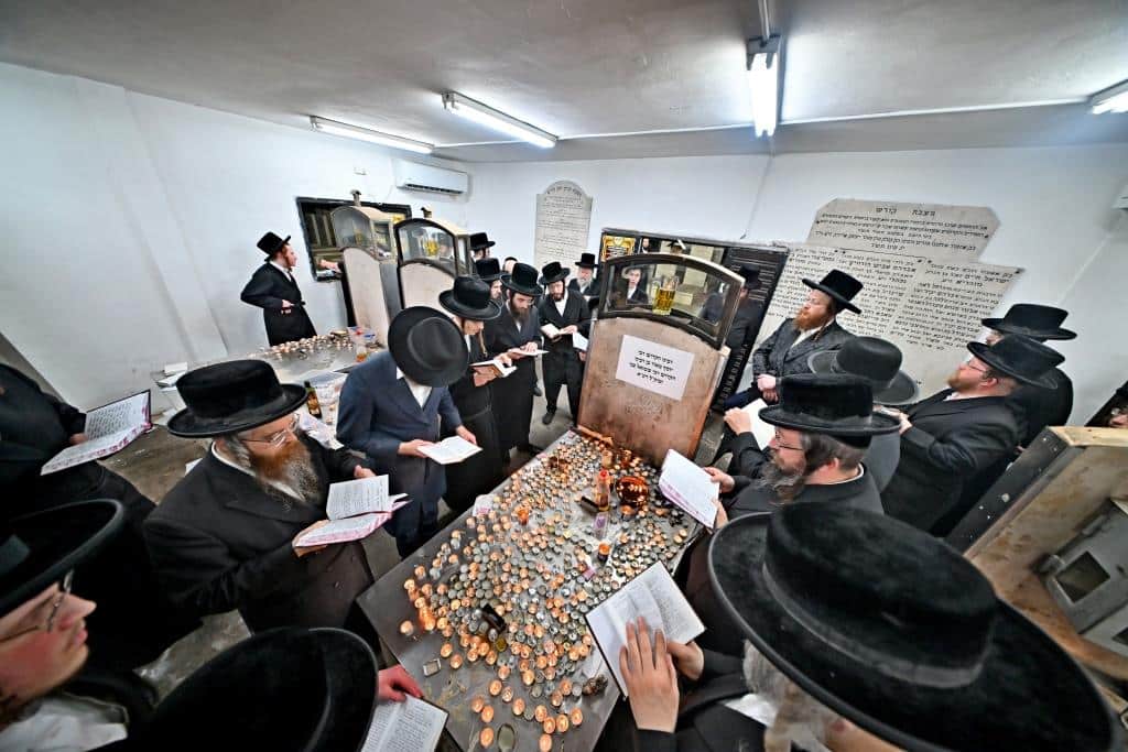 עריכת השולחן הטהור להילולת מרן האמרי יוסף מספינקא זיע"א