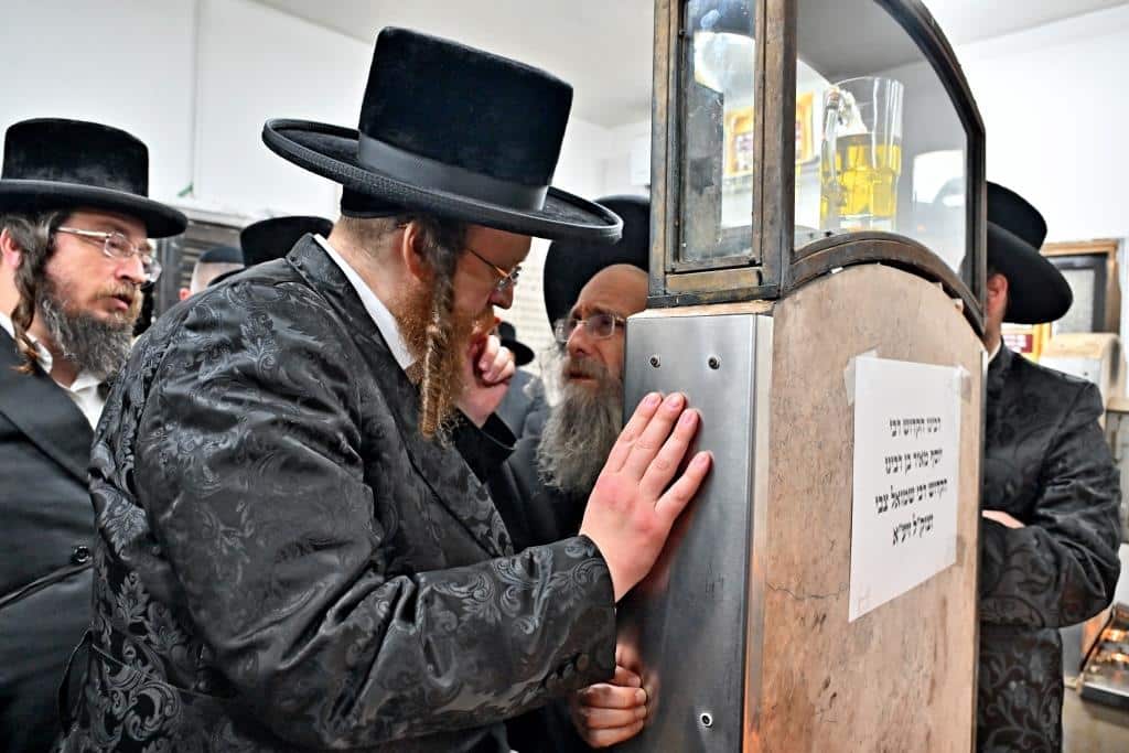 עריכת השולחן הטהור להילולת מרן האמרי יוסף מספינקא זיע"א