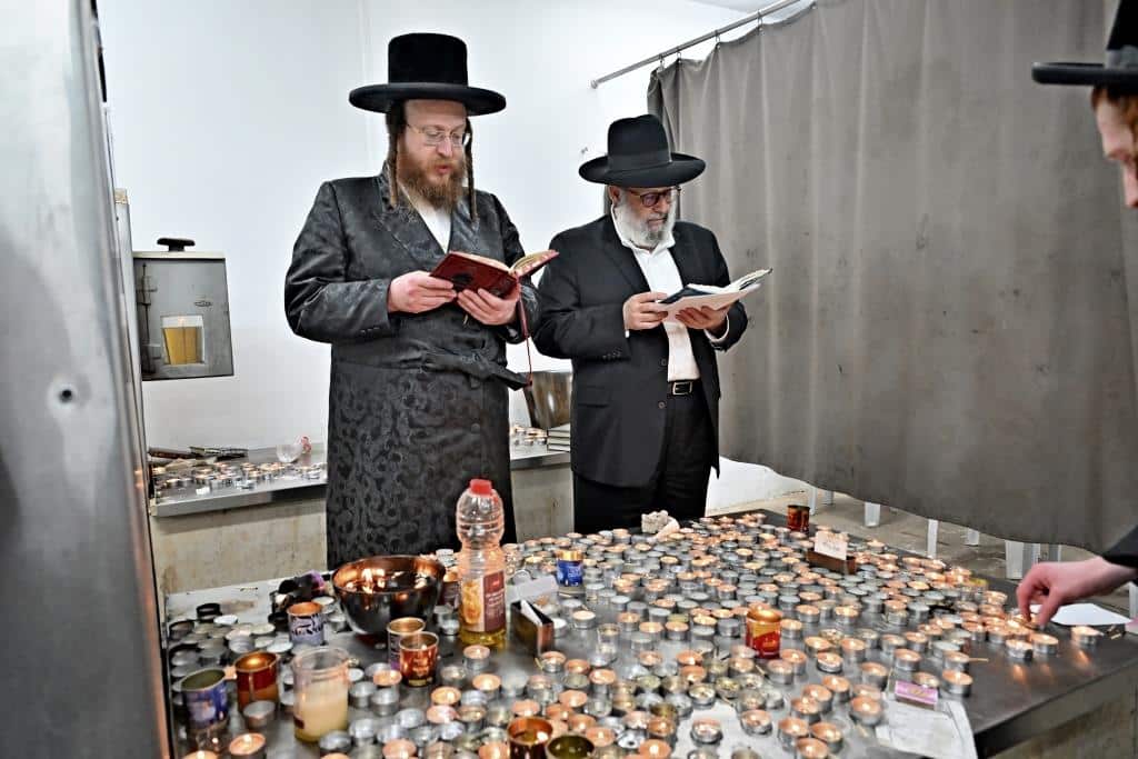 עריכת השולחן הטהור להילולת מרן האמרי יוסף מספינקא זיע"א