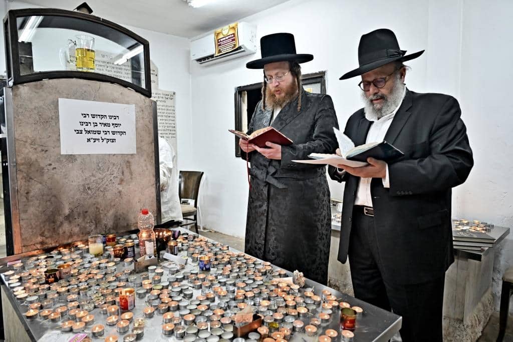 עריכת השולחן הטהור להילולת מרן האמרי יוסף מספינקא זיע"א