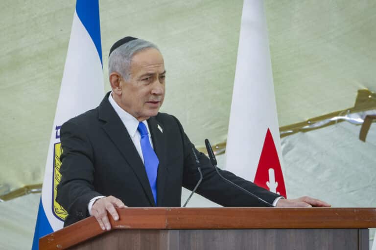 זו הסיבה: למה נתניהו לבש מעיל שחור בטקס הרשמי?