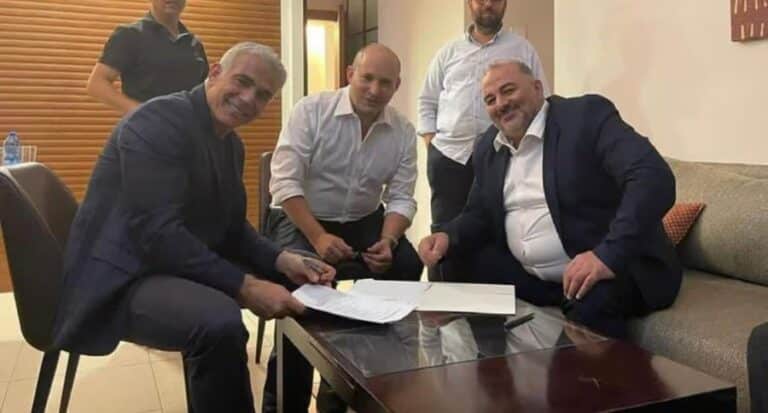 בתמונות AI: הלעג במערכת הפוליטית לאיחוד בנט ולפיד