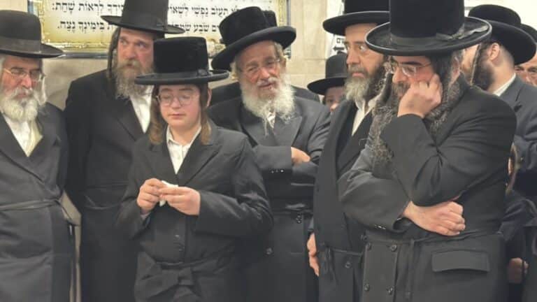 חגג בר מצווה עם סעודת הודאה של אימו; עכשיו הוא אומר עליה קדיש