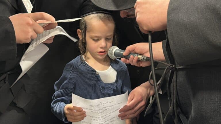 הילד הקטן חייך בהלוויה, בלי להבין שלא יראה יותר את אמא