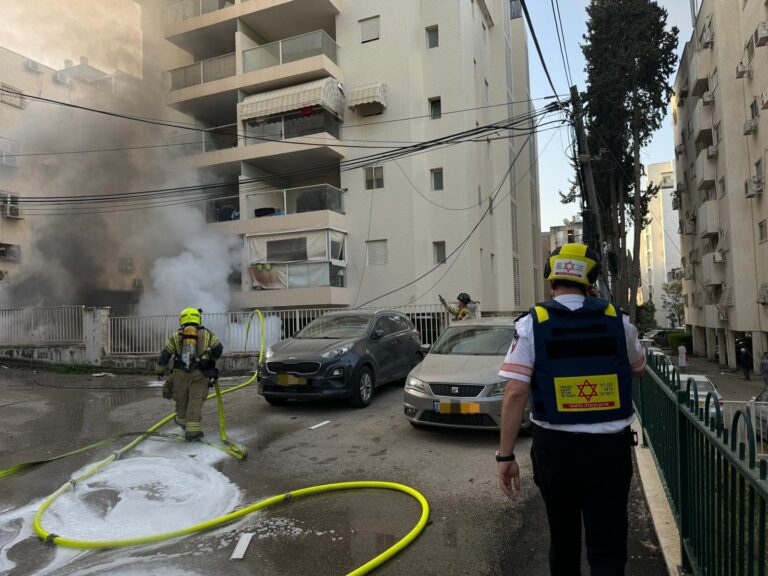 לפחות חמישה טילים: פצועה קשה בפתח תקווה ופצוע בת"א