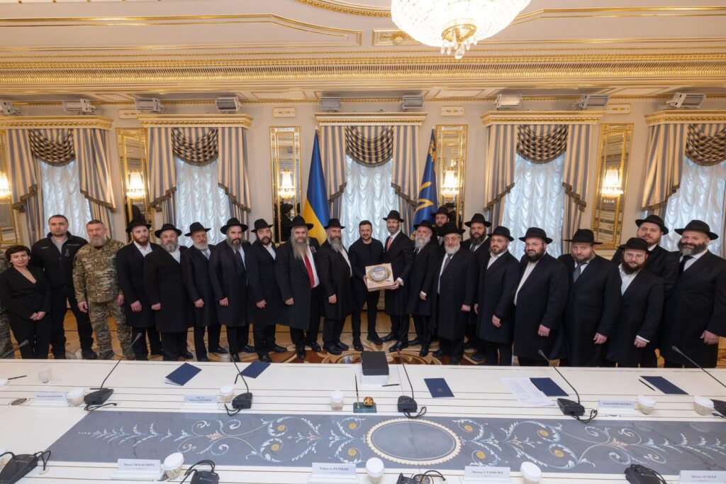 נשיא אוקראינה קיבל את חומשי התורה באוקראינית