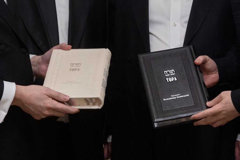 נשיא אוקראינה קיבל את חומשי התורה באוקראינית