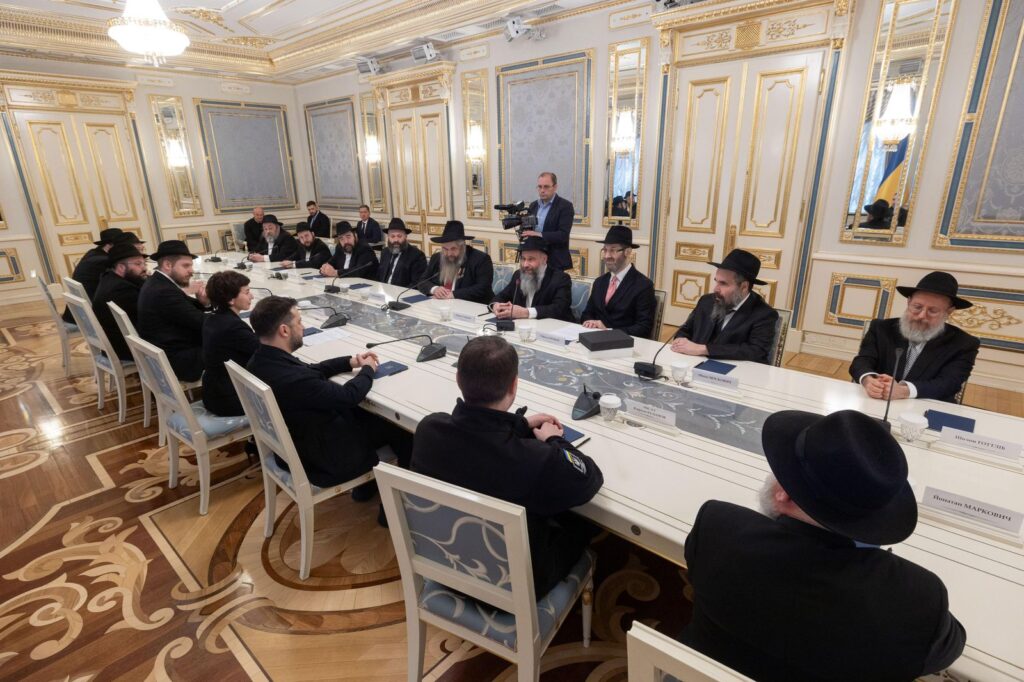 נשיא אוקראינה קיבל את חומשי התורה באוקראינית