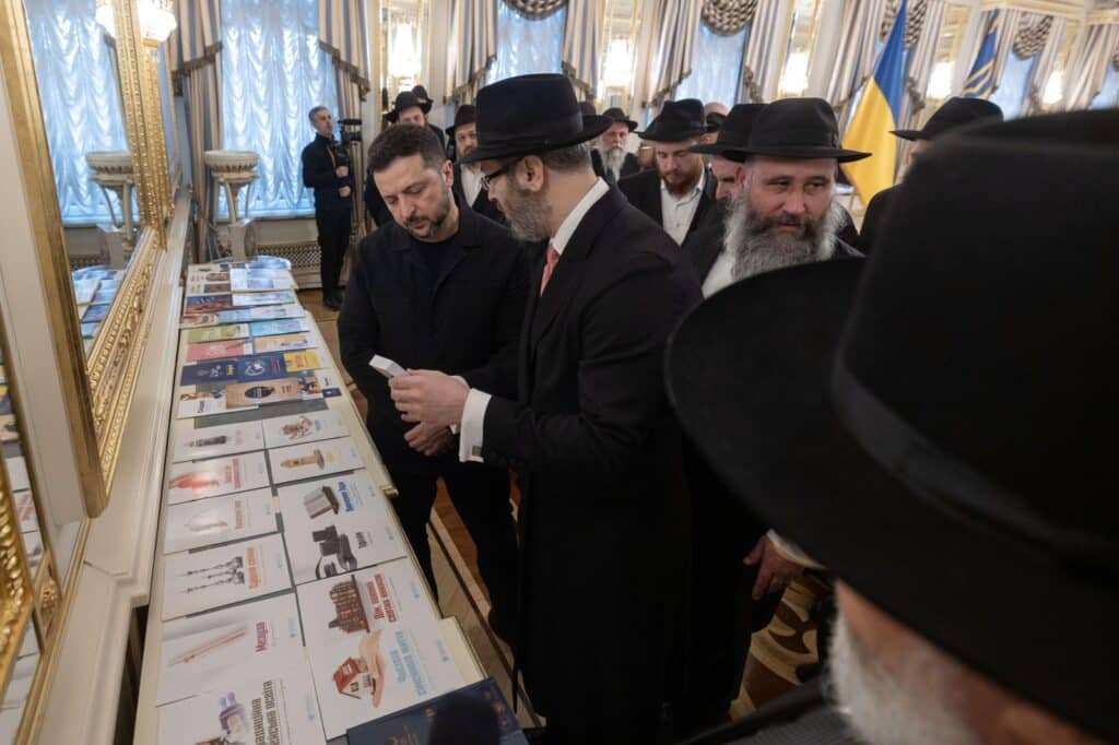 נשיא אוקראינה קיבל את חומשי התורה באוקראינית