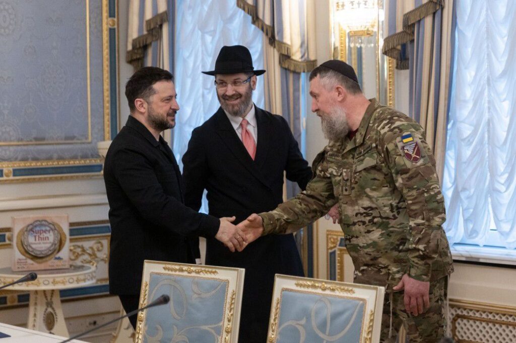 נשיא אוקראינה קיבל את חומשי התורה באוקראינית