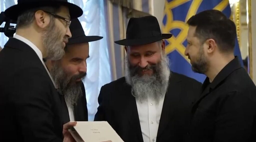 נשיא אוקראינה קיבל את חומשי התורה באוקראינית