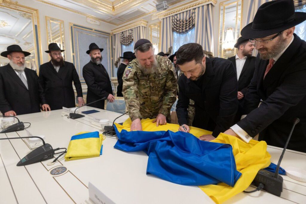 נשיא אוקראינה קיבל את חומשי התורה באוקראינית