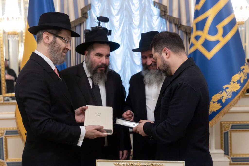 נשיא אוקראינה קיבל את חומשי התורה באוקראינית