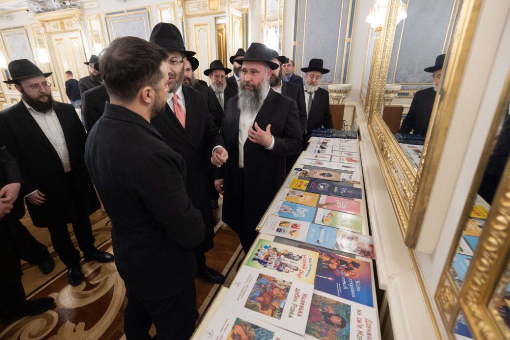 נשיא אוקראינה קיבל את חומשי התורה באוקראינית