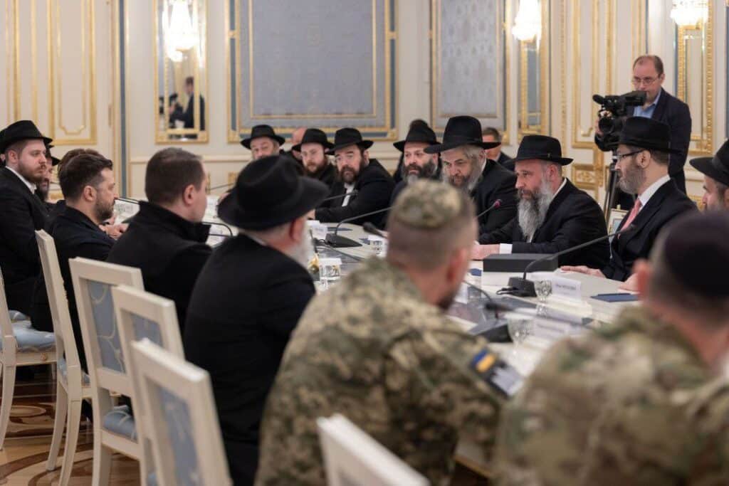 נשיא אוקראינה קיבל את חומשי התורה באוקראינית