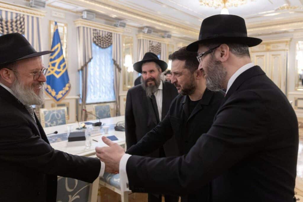 נשיא אוקראינה קיבל את חומשי התורה באוקראינית