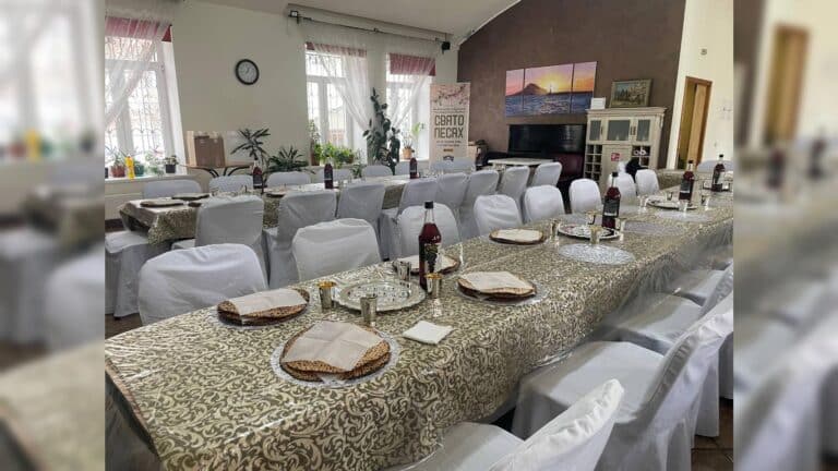 כך הסבו יהודי אוקראינה בסדרים הציבוריים