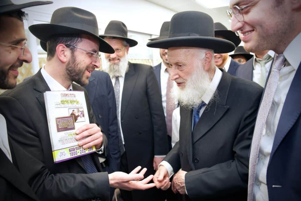 בגבעת האנטנה: המונים קיבלו את פניו של חבר המועצת