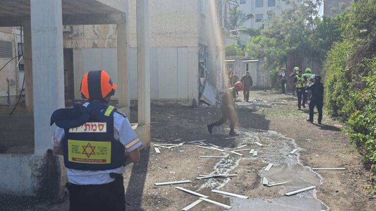 מטח כבד לעבר הצפון: פגיעה ישירה בנהריה – פצועה קל