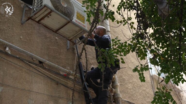 רגעי ההשתלטות הדרמטיים על החשוד שהתבצר עם סכין
