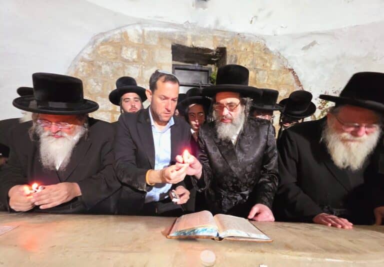 אב"ד ויז׳ניץ בקבר יוסף: ״אתם שומרים עלינו״